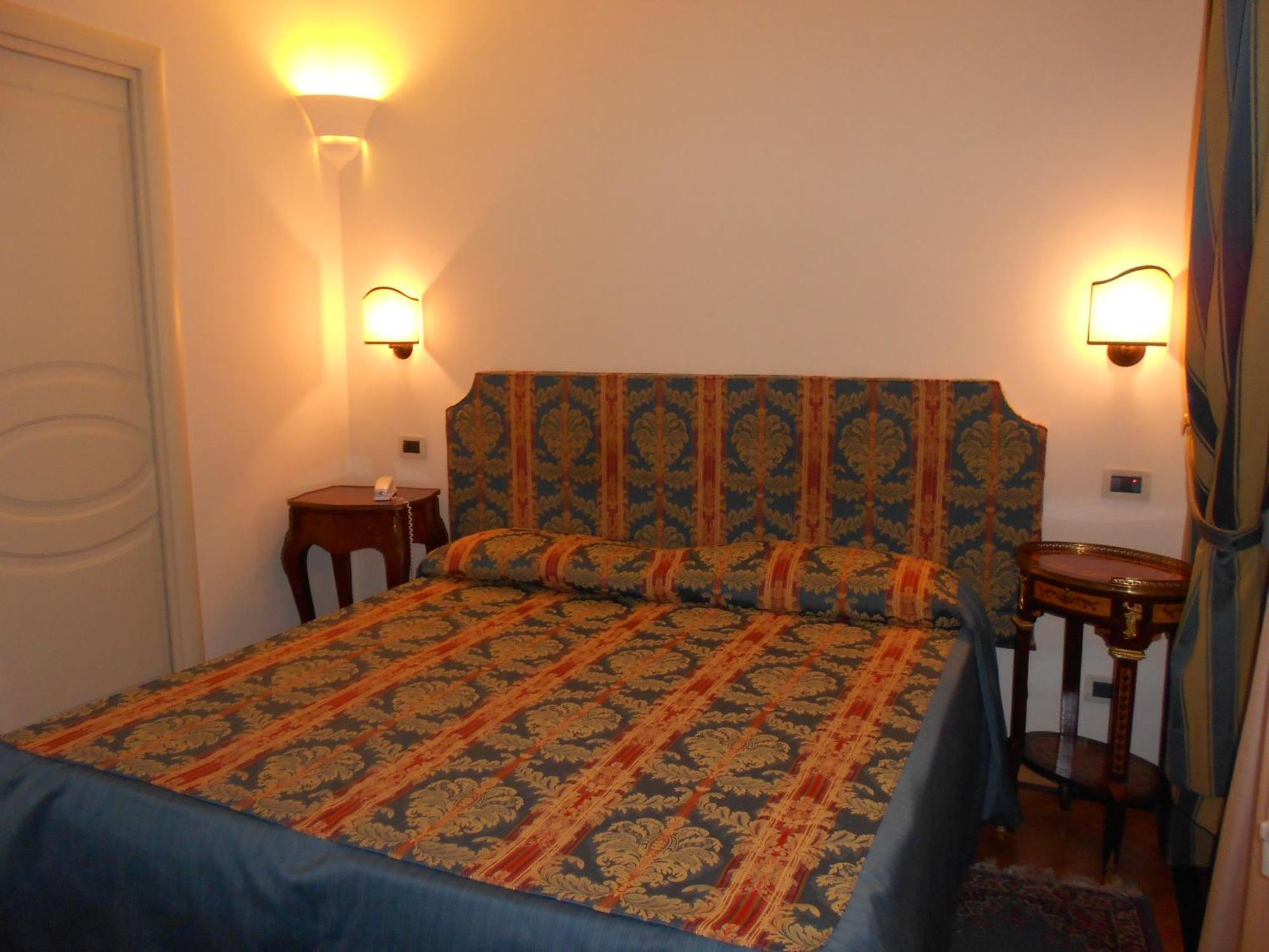 Al Teatro Otel Livorno Oda fotoğraf